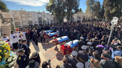 El sentido último adiós a las cuatro víctimas fatales de la tragedia aérea en el Cementerio de la Capital. Fotos: Daniel Arias / Diario de Cuyo