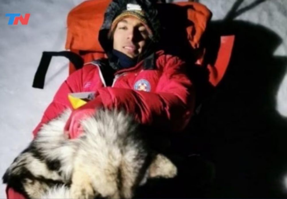 Un perro estuvo 13 horas recostado sobre un montañista accidentado para darle calor y le salvó la vida
