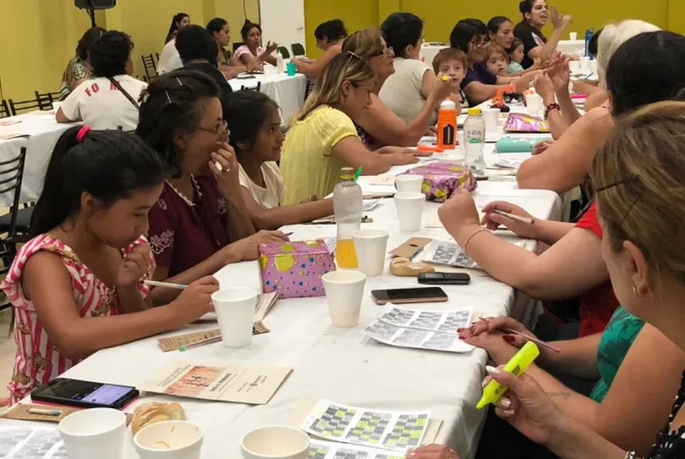 Charla a sala llena para aprender a incluir