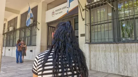 La mujer aseguró que sigue sufriendo en manos de la familia del imputado.