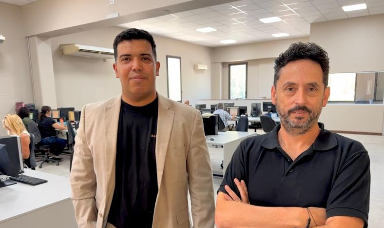 Acuerdo. El documentofue firmado por el presidente de CASETIC, Cristian González (izquierda), y elgerente General de DIARIO DE CUYO, Pablo Dellazoppa.