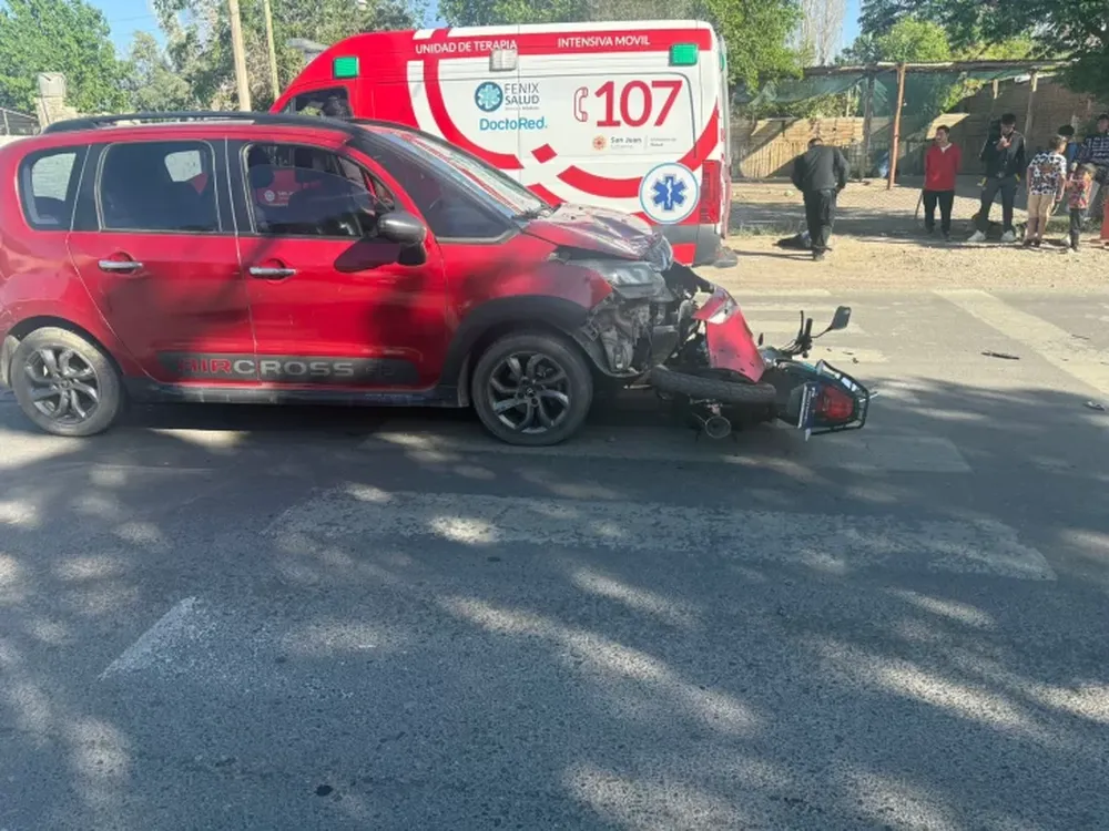Quedó atrapado debajo de la trompa de una camioneta tras chocar y fue hospitalizado