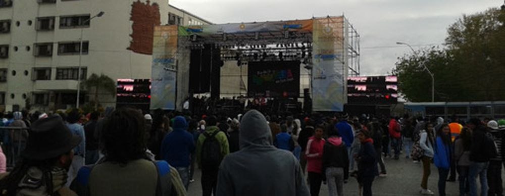 Pese al frío y en la previa a los shows musicales, una multitud de jóvenes llegó al Parque a festejar