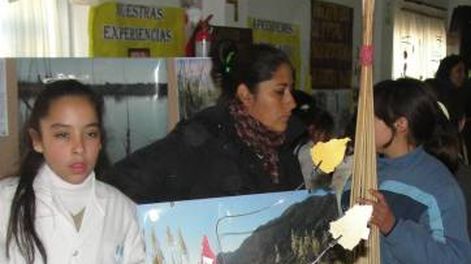 Estudiantes en una muestra de ingenio