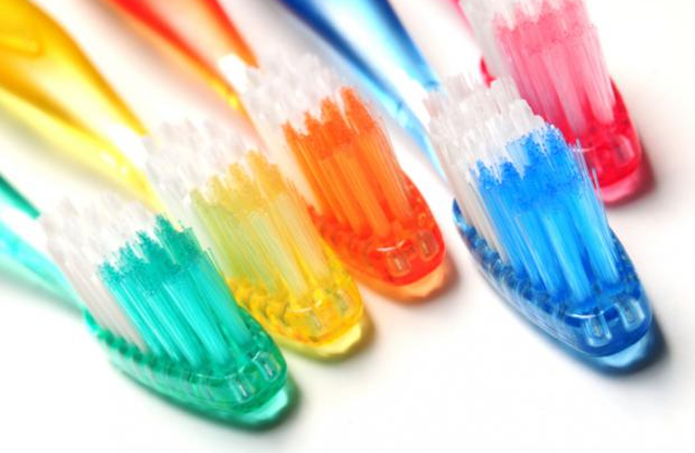 Cómo elegir el cepillo de dientes adecuado y la forma de cuidarlo