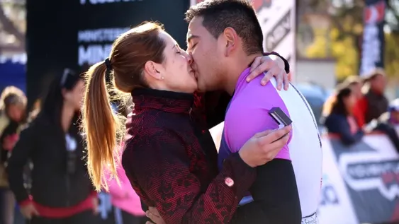 Corrió el maratón internacional y cuando llegó a la meta le propuso casamiento a su novia