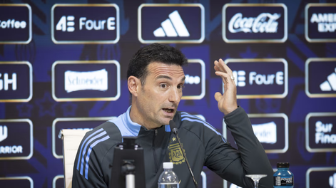 lionel scaloni confirmo que el dibu martinez y julian alvarez estan disponibles para el debut ante argelia