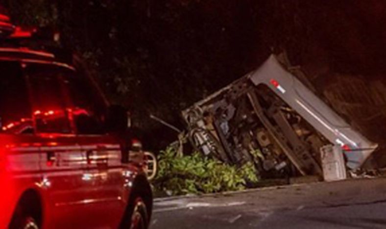 Un micro cayó a un barranco y dejó unos 15 muertos