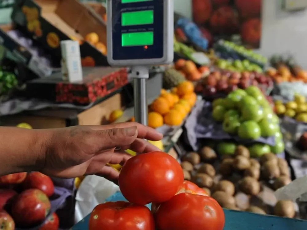 Atendía una verdulería cuando le arrebataron el bolso en el que tenía toda la recaudación