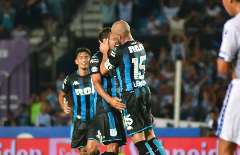 Racing goleó al Tomba y volvió a la punta con Defensa