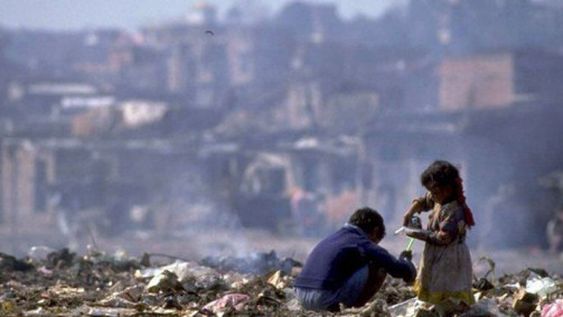 Igual que el desempleo, retrocedió la pobreza hasta llegar a un 37,3%