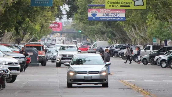 Primer día de la etapa dos de la cuarentena:  mucha gente y calles llenas de autos