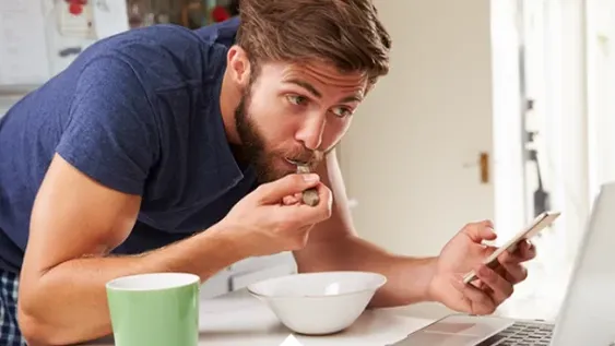 Cuánto tiempo debemos emplear en comer y por qué no es bueno comer rápido