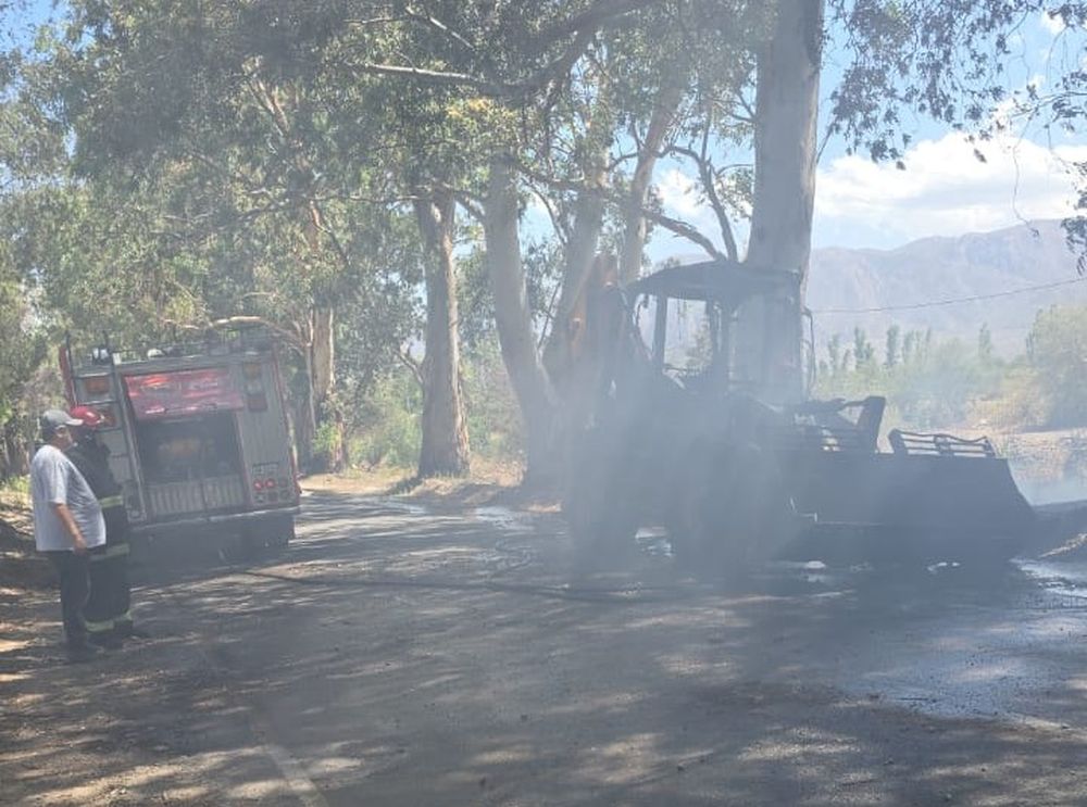 Una retroexcavadora quedó envuelta en llamas y una dotación bomberos debió sofocar el siniestro