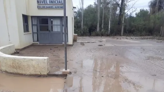 El listado de escuelas que siguen sin clases este martes por la lluvia