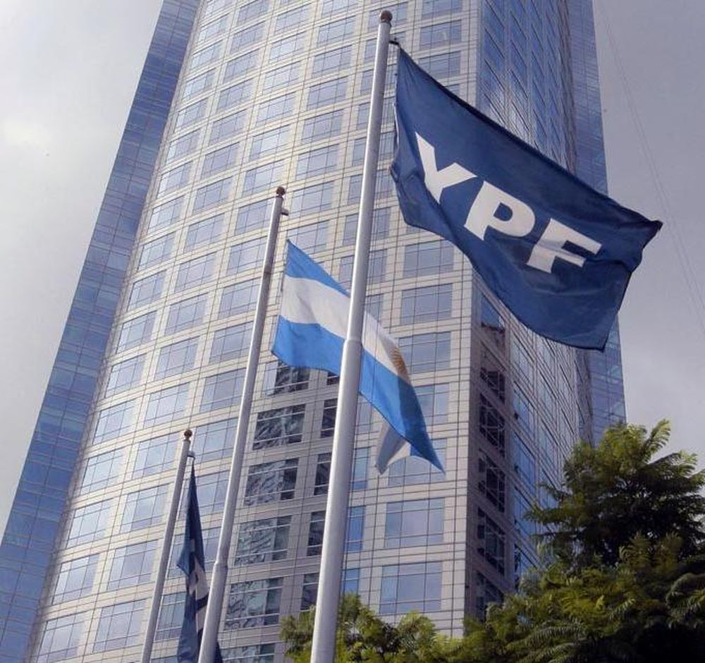 Milei anticipó que privatizará YPF y los medios públicos
