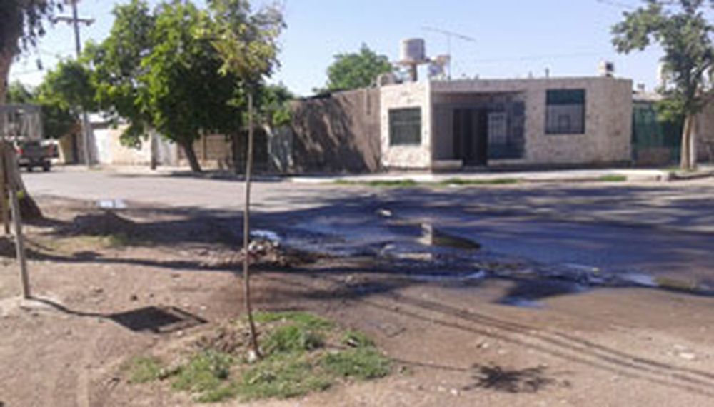 Denuncian que vecinos se conectaron a una red cloacal no habilitada y colapsó todo