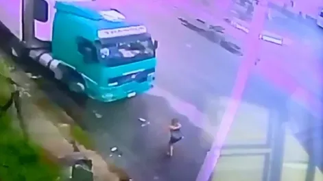 Golpeó a su pareja, la atropelló con un camión, la mató y quedó grabado