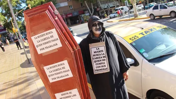 Con un ataúd y “La Parca”, taxistas  reclaman por licencias para trabajadores en la Catedral