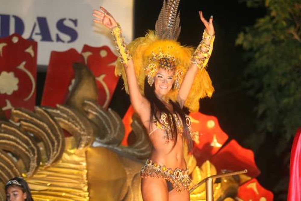 Entre bailes y plumas, a favor de la minería
