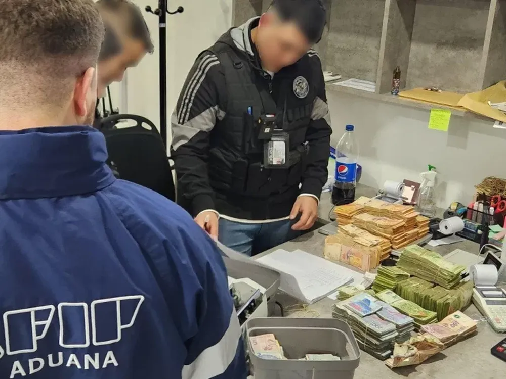 Secuestraron más de medio millón dólares que salían de contrabando en un auto a Paraguay