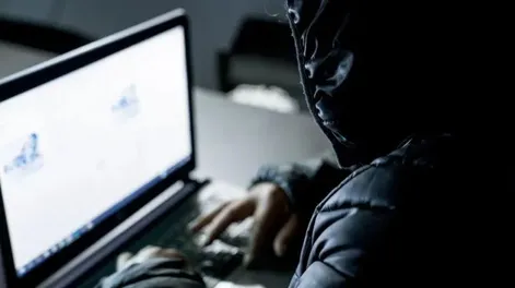 Contactó a una niña de 11 años por un juego en línea y luego le pidió fotos y videos de contenido sexual