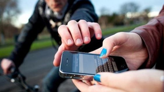 Intentó robar un celular y fue aprehendido por un policía de civil: va preso casi un año