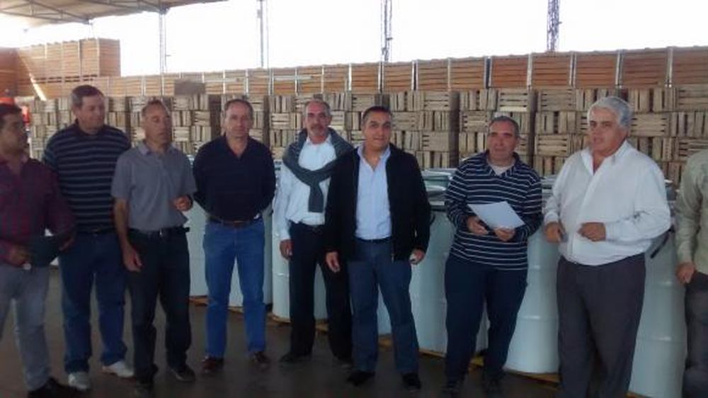 Entregan jugo de uva a apicultores para alimentar las colmenas
