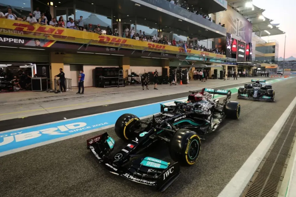 Verstappen consiguió la pole y habrá pelea mano a mano