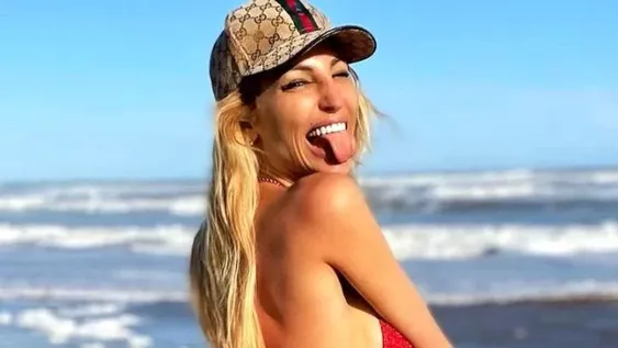 Vicky Xipolitakis se mostró juguetona un inflable