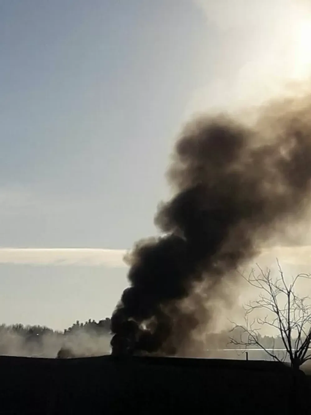 Un voraz incendio consumió motores, vehículos viejos y tachos de pintura