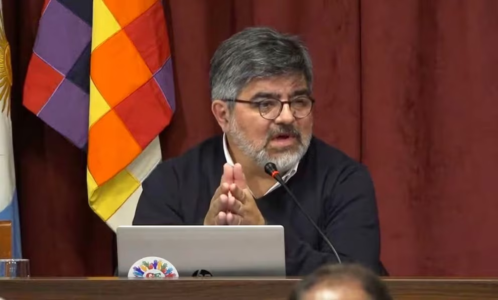 La política judicial se tensiona tras la denuncia contra el juez Raúl Horacio Ojeda por frenar la reforma laboral.