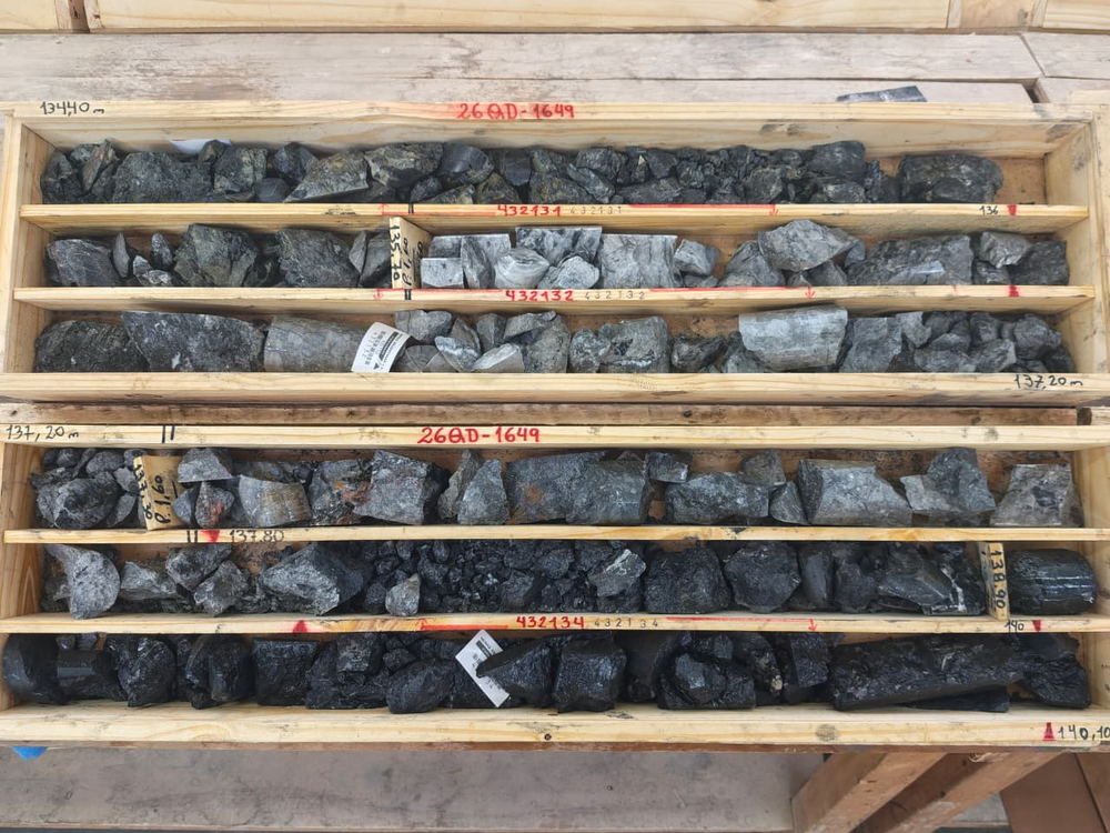 Testigos del sondaje 26QD-1649, realizado desde una galer&iacute;a subterr&aacute;nea de Gualcamayo. El intervalo de alta ley comenz&oacute; alrededor del metro 138 del pozo y forma parte del cuerpo Santiago, dentro de Carbonatos Profundos.