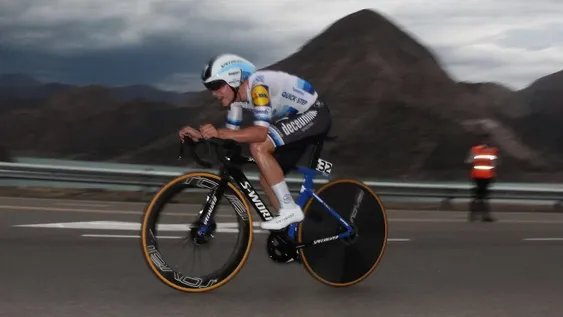 Remco Evenepoel fue un torpedo en Punta Negra y saltó a liderar la general