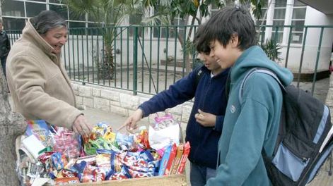 Toda una vida en la vereda para  endulzar el recreo de los chicos