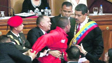 Con un susto, juró Maduro