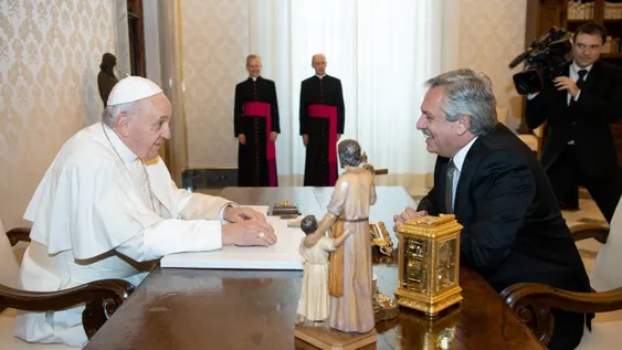 La polémica por el aborto marcó el pulso de la visita de Alberto al Papa