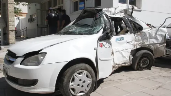 Final para un taxista que perdió el control y chocó contra un árbol, ¿se quedó dormido?