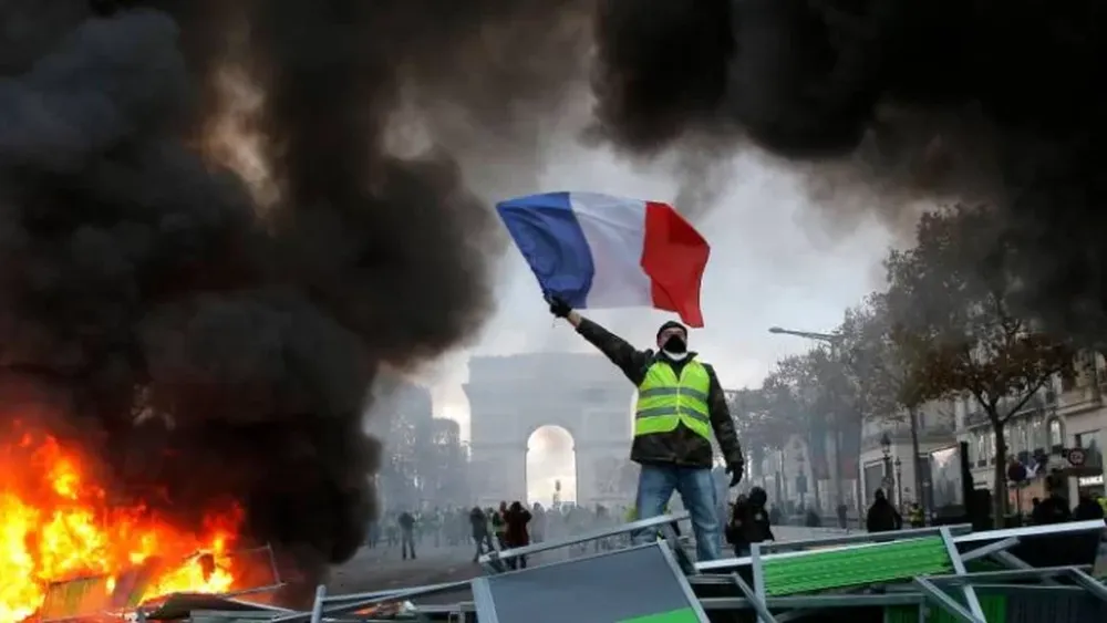 Cierran la Torre Eiffel por las protestas de los “chalecos amarillos”