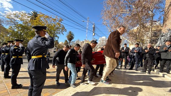 El funeral de los fallecidos en la tragedia áerea de San Juan arrancó con el respeto de la gente.