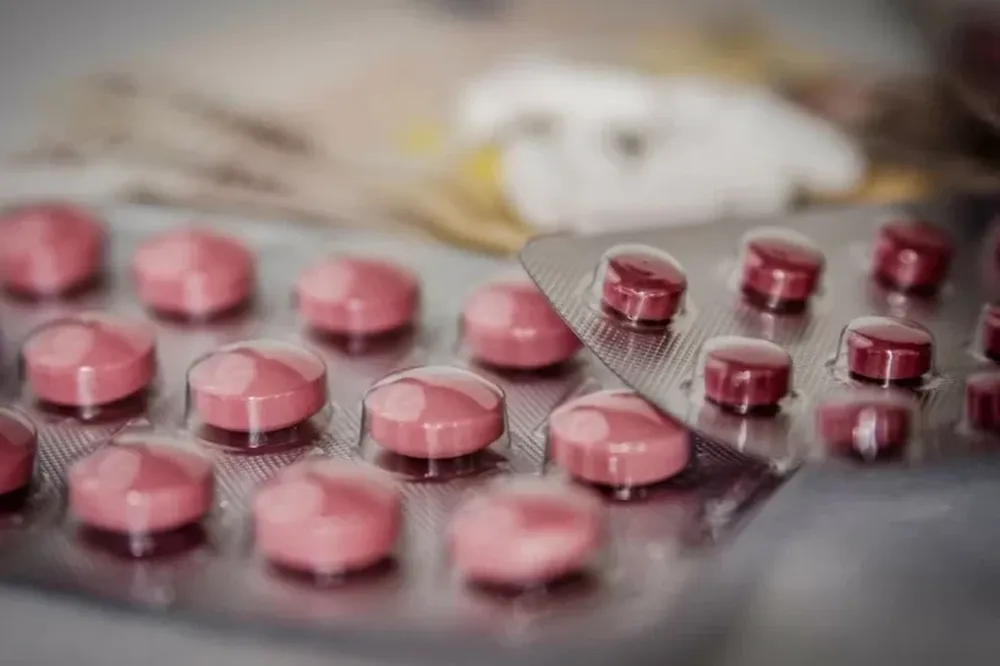 Ibuprofeno versus paracetamol, cuáles son los beneficios y riesgos de los analgésicos más consumidos