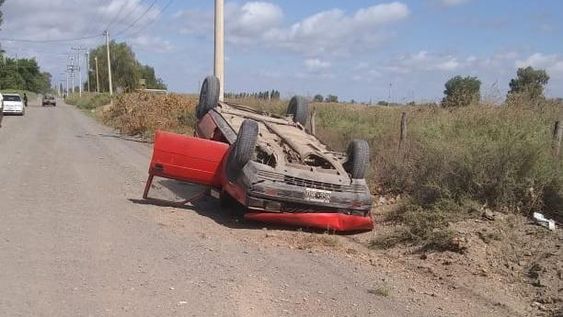 Chocó contra un montículo de tierra y volcó: sólo sufrió lesiones leves