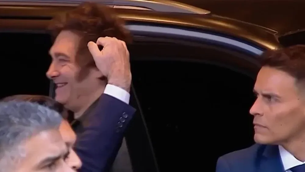 Javier Milei llega al búnker.-