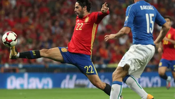 España goleó a Italia y se acerca a Rusia