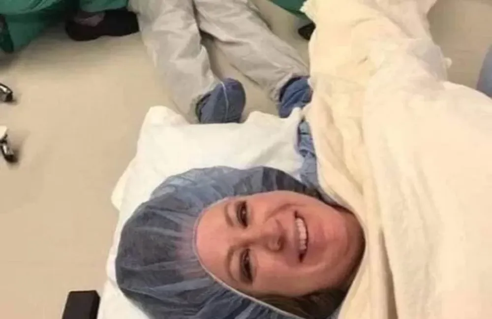 Se sacó una selfie después de haber dado a luz junto a su marido desmayado