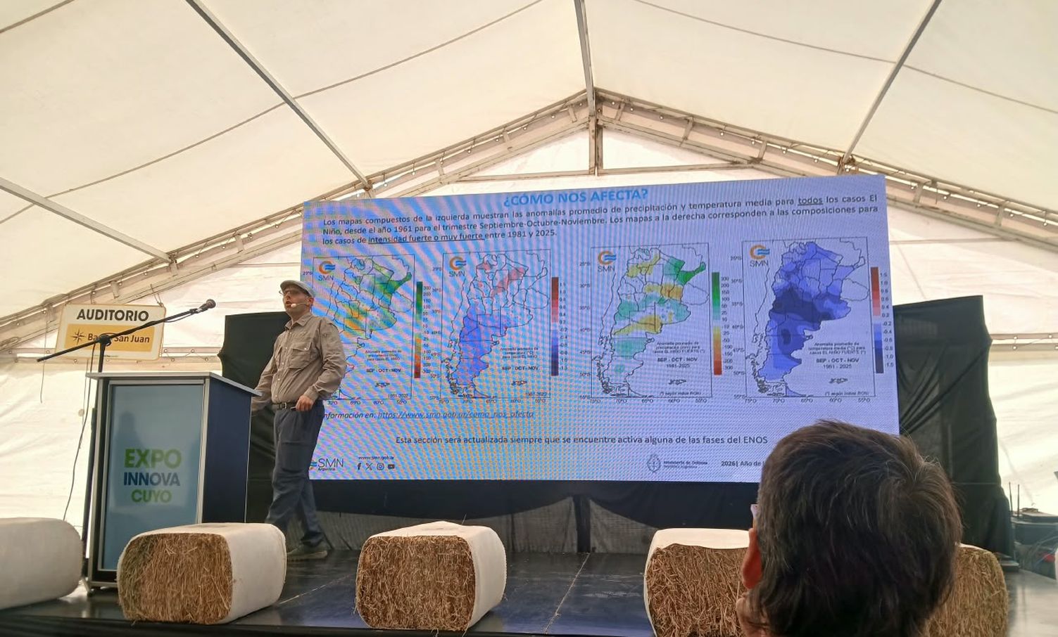 Cristian Albors, durante su disertación en el Auditorio Banco San Juan de Expo Innova Cuyo, con los mapas del Servicio Meteorológico Nacional que ilustran cómo afectó históricamente El Niño a cada región del país.
