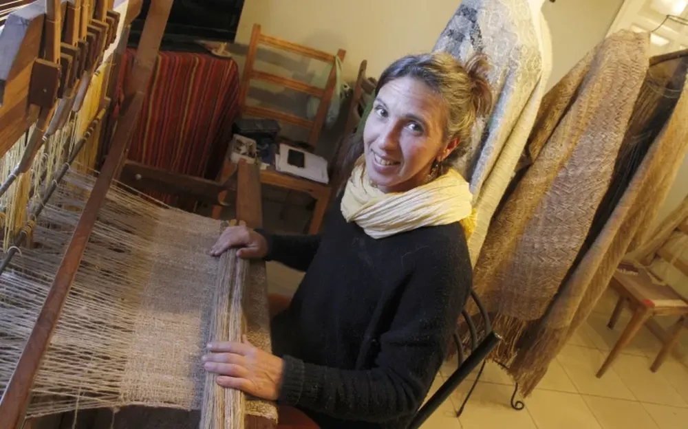 Con sus telas a París