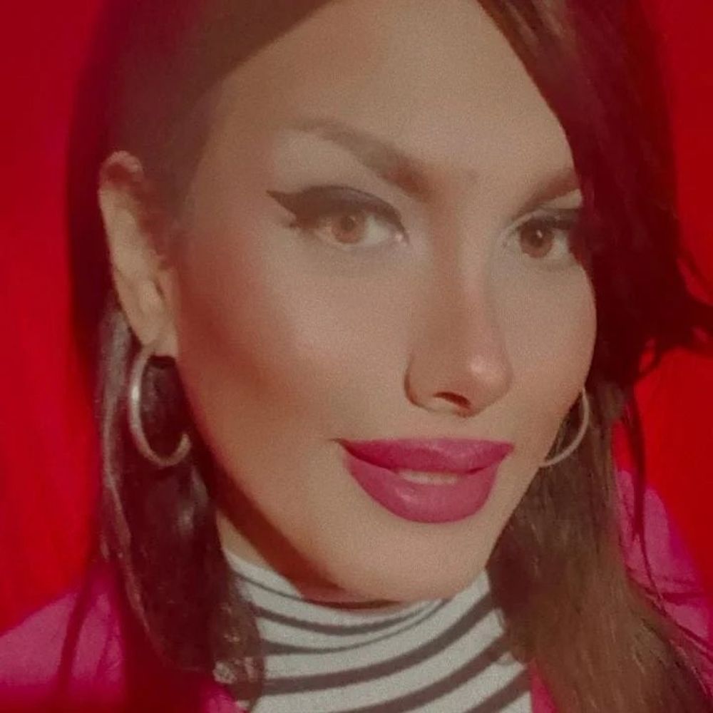 Reina en la Fiesta del Sol Gay y costurera, el perfil de Naira, la chica trans que lucha por su vida