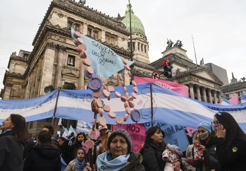 La plaza del Congreso, teñida de celeste y verde, símbolo de un debate dividido