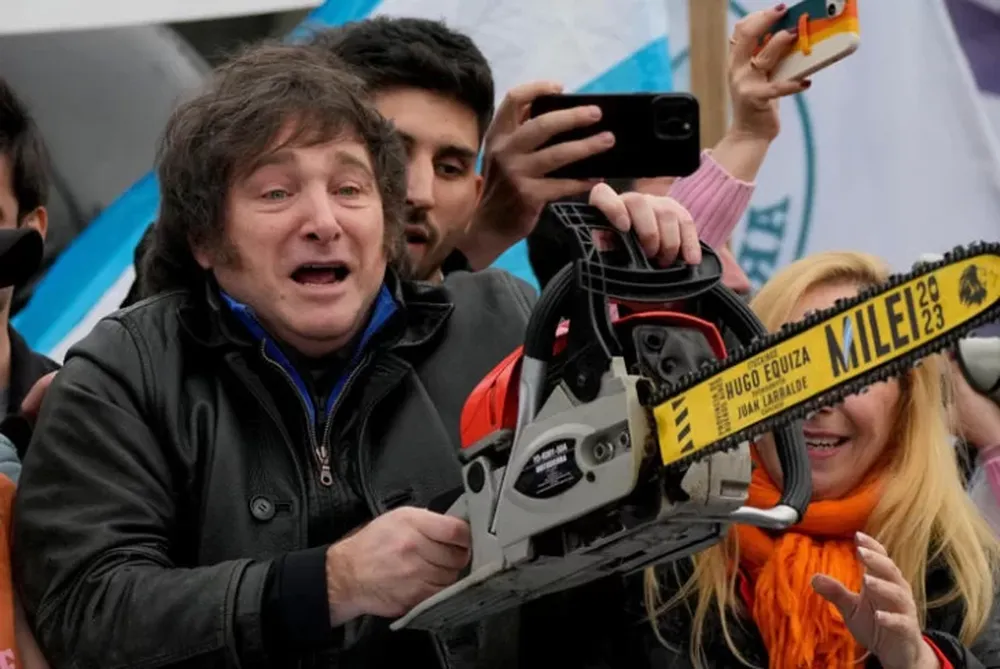 Milei con su icónica motosierra